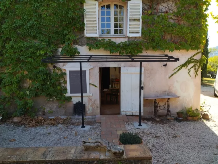Ossature pergola pour un haut vent Sollies Pont 