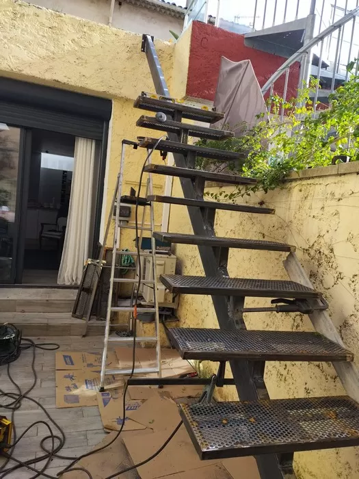 Création sur mesure d'un escalier à limon central à Toulon, Hyères, Le Fer Chez Soi